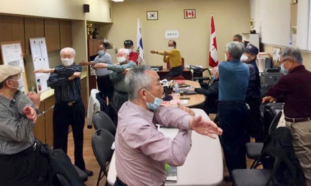 “사회적 거리 두고 식사 나누고 체조 하며 건강한 하루 보내요”