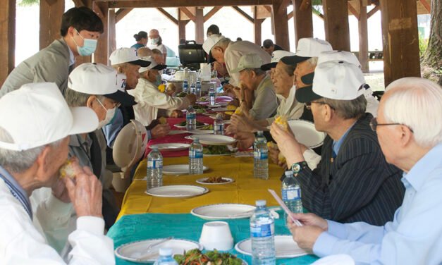 연아마틴 상원의원 한국전 참전유공자에 바베큐 점심대접