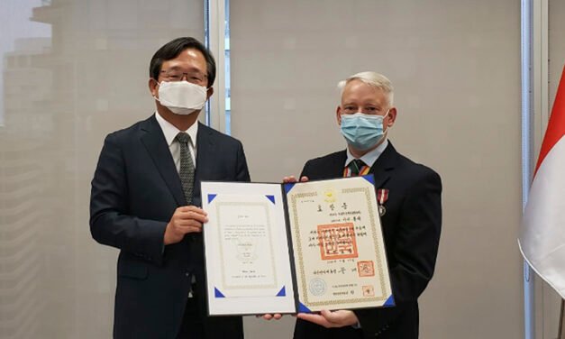 가이 블랙 국민포장 수여받다