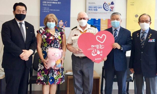 한인신협, 랄프 디코스트 참전용사 자서전 후원금 전달