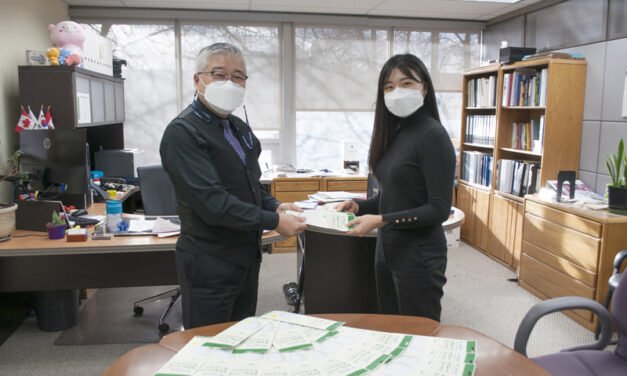 신협 산타,  온 가정에 마스크 선물