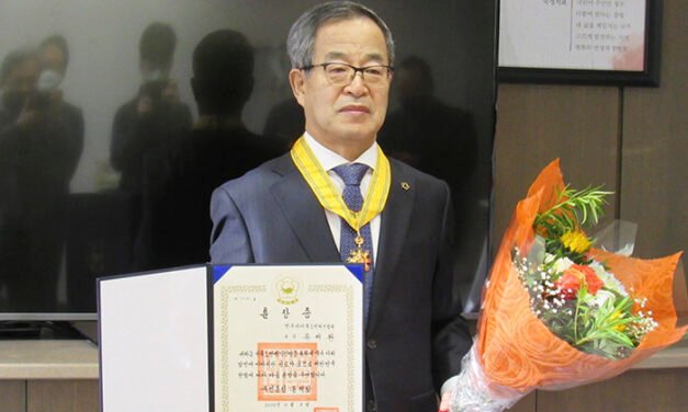 류제완 밴쿠버이북도민회장 국민훈장 동백장 수상