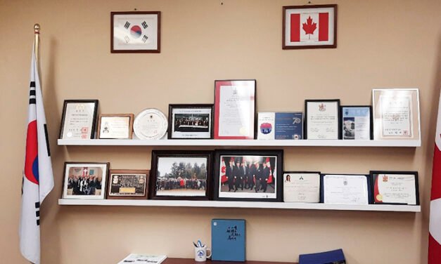 정택운 한인회장, 유공자회에 책걸이 제공