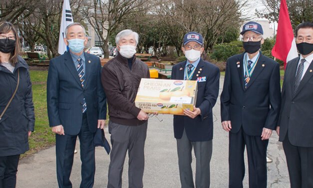 민주평통밴쿠버협의회, 유공자회에 선물 전달
