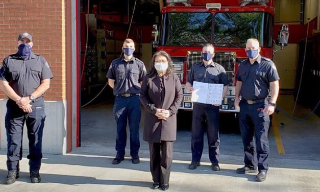 넬리 신 의원, 트라이시티 소방서에 감사장 전달