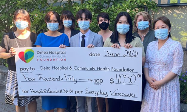 에브리데이 밴쿠버 책 후원팀  델타병원과 보건재단에 기부