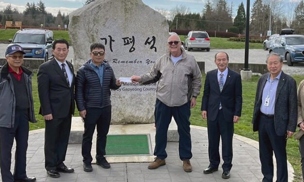 밴쿠버 캠비로타리 한국전 정원 후원금 전달