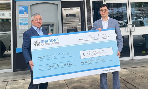 한인신협 밴쿠버한인장학재단에 장학금 5천달러 전달