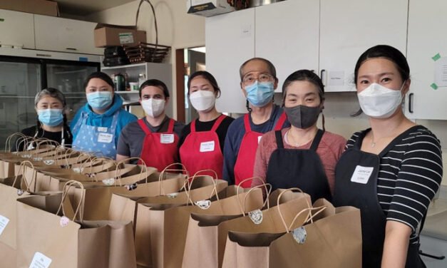 KCWN 유공자회원에게 음식 봉사 스타트