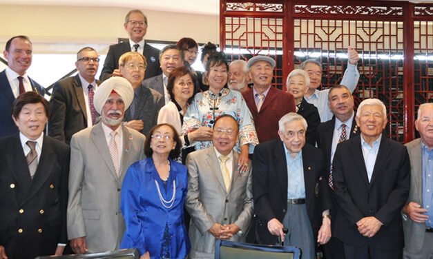 한인 신두호 박사 표창패 받다