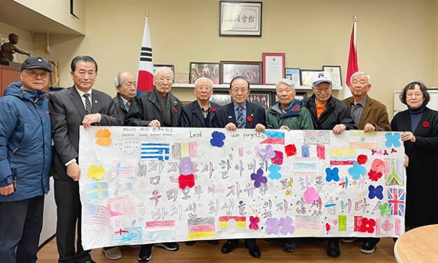 써리 한국어학교 학생들 유공자회에 감사 포스터 전달