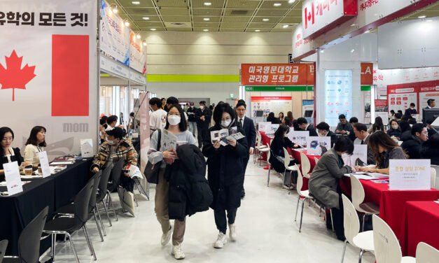 유학 열기로 행사장 북적