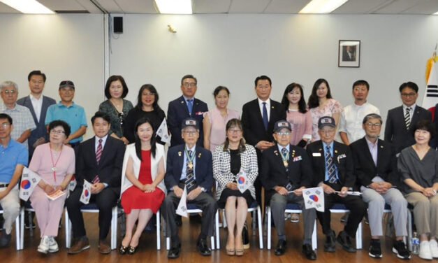 태극기 자랑스럽게 휘날리며 애국 선열을 기억하다