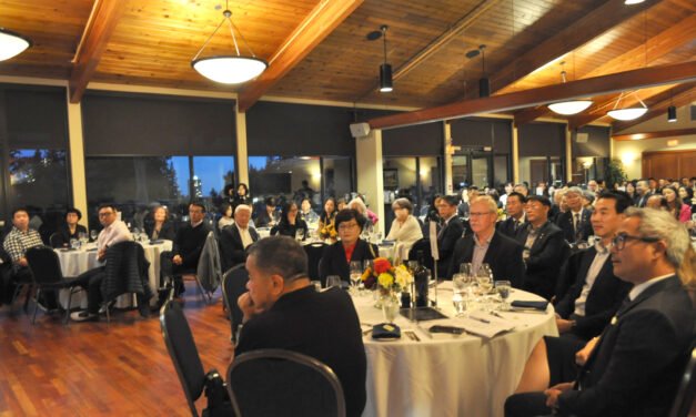 “지난 20년을 돌아보고 다시 20년을 기대합니다”