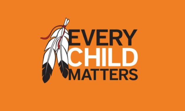 오렌지 색 옷을 입어 ‘모든 어린이가 중요하다’는 것 권장