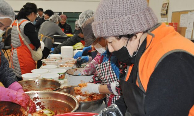 김치 나눔 축제에서 김장 해요
