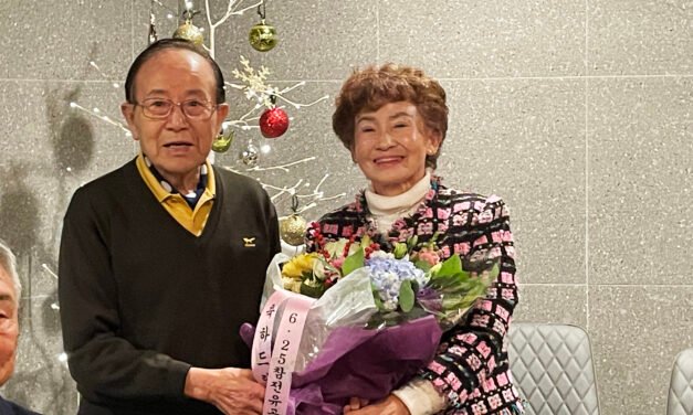 오유순 이사장 유공자회에 점심 대접 및 자서전 전달