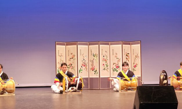 한국의 사물놀이와 다민족 전통 공연 통해 다양성 표현